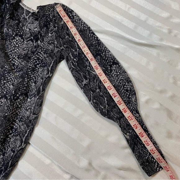 Talbots Pure Merino Wool Women’s Sweater XS Long Bishop Sleeve Gray Snake Print - Picture 9 of 12